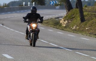 motard qui roule après obtention du permis moto