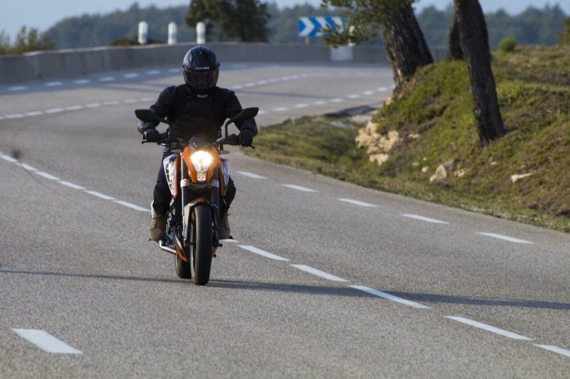 motard qui roule après obtention du permis moto