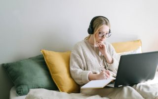 photo d'illustration jeune femme qui s'entraine pour avoir le code de la route plus rapidement