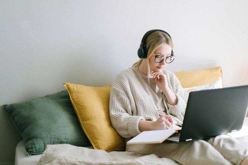 photo d'illustration jeune femme qui s'entraine pour avoir le code de la route plus rapidement