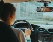 apprentie conductrice en leçon de conduite à Toulon