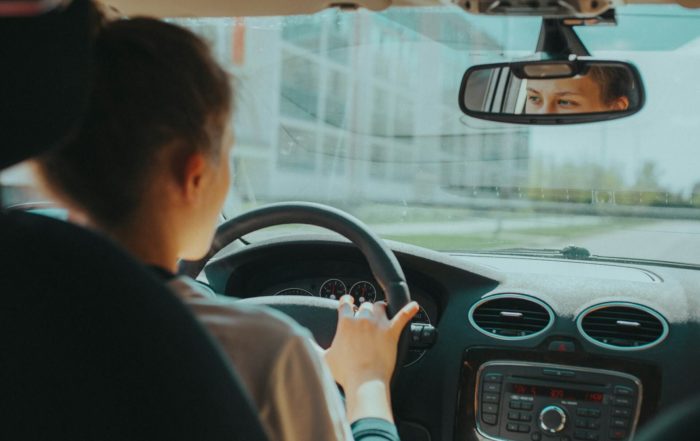 apprentie conductrice en leçon de conduite à Toulon