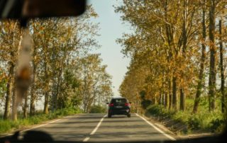 conduite sur route rurale dans les environs de Toulon
